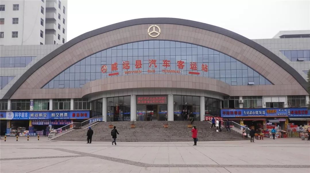 隆昌公交从事城市公交,县内班车(农村)客运和县内包车等业务,现有员工